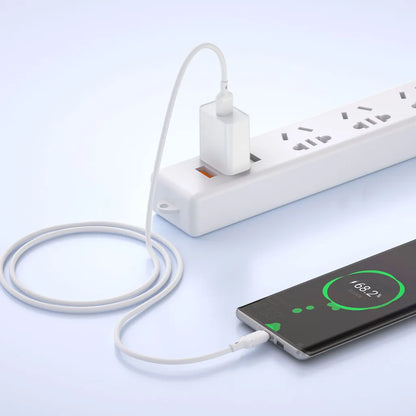 Cabo WIWU Stellar USB-A para USB-C a carregar um telemóvel