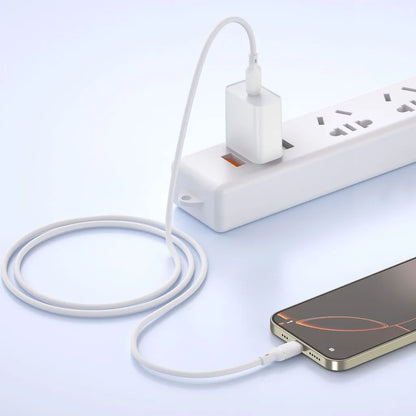 Cabo WIWU Stellar USB-C para Lightning a carregar um iPhone